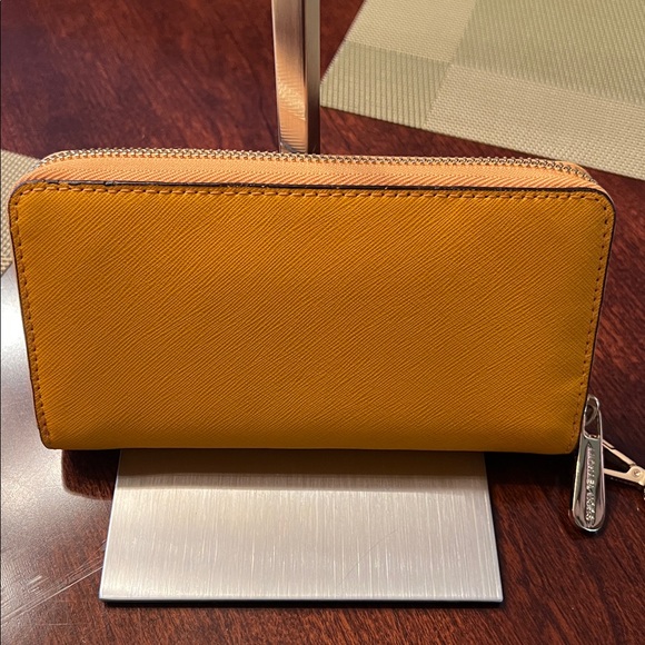 Michael Kors Marigold Wristlet Wallet with removable Wristlet  attachment EUC - Picture 6 of 12
